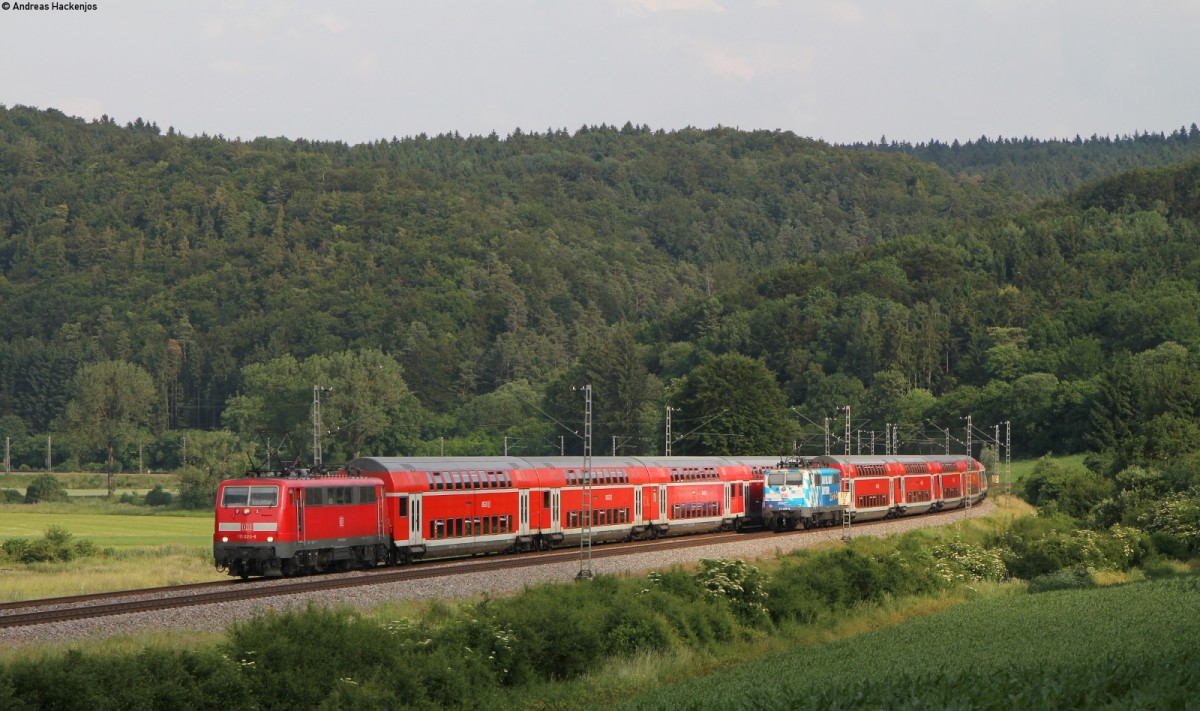 111 023-8 und 111 067-5 mit der RB 59152 (München Hbf-Treuchtlingen), im Hintergrund verschwindet RB 59159 (Nürnberg Hbf-München Hbf) mit Schublok 111 017-0  Bahnland Bayern  bei Dollnstein 11.6.14