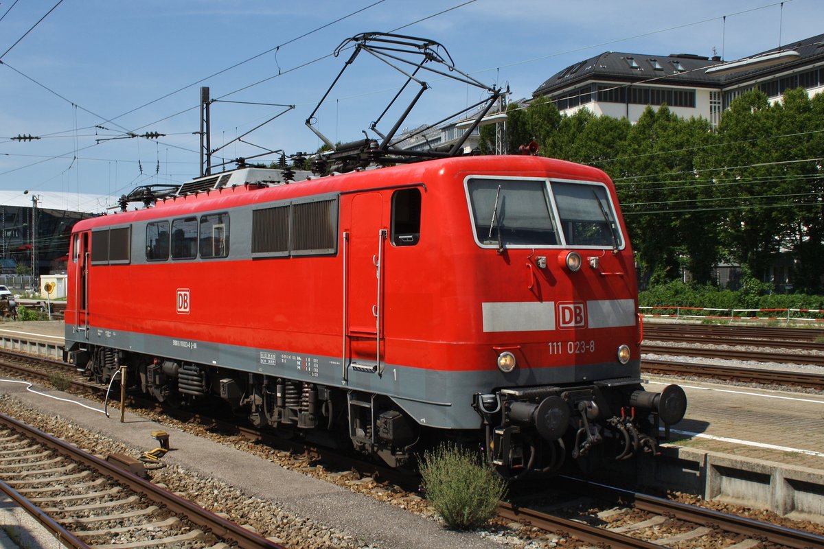111 023-8 rangiert am 15.8.2017 aus dem Münchener Hauptbahnhof.
