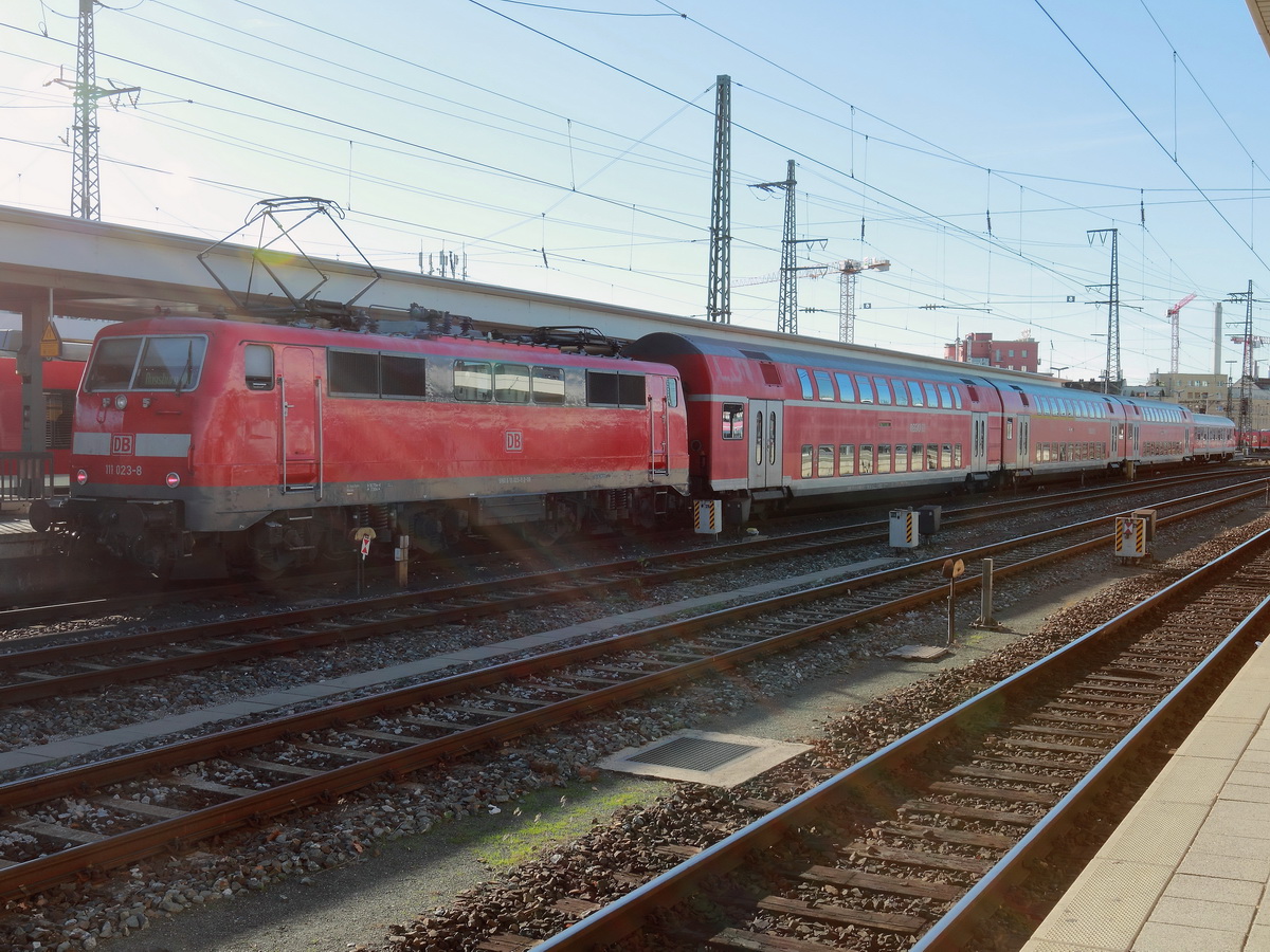 111 023-8  steht am 16. November 2015 im Nürnberger Hauptbahnhof   mit dem  RE 59123  nach Augsburg auf Gleis 12.