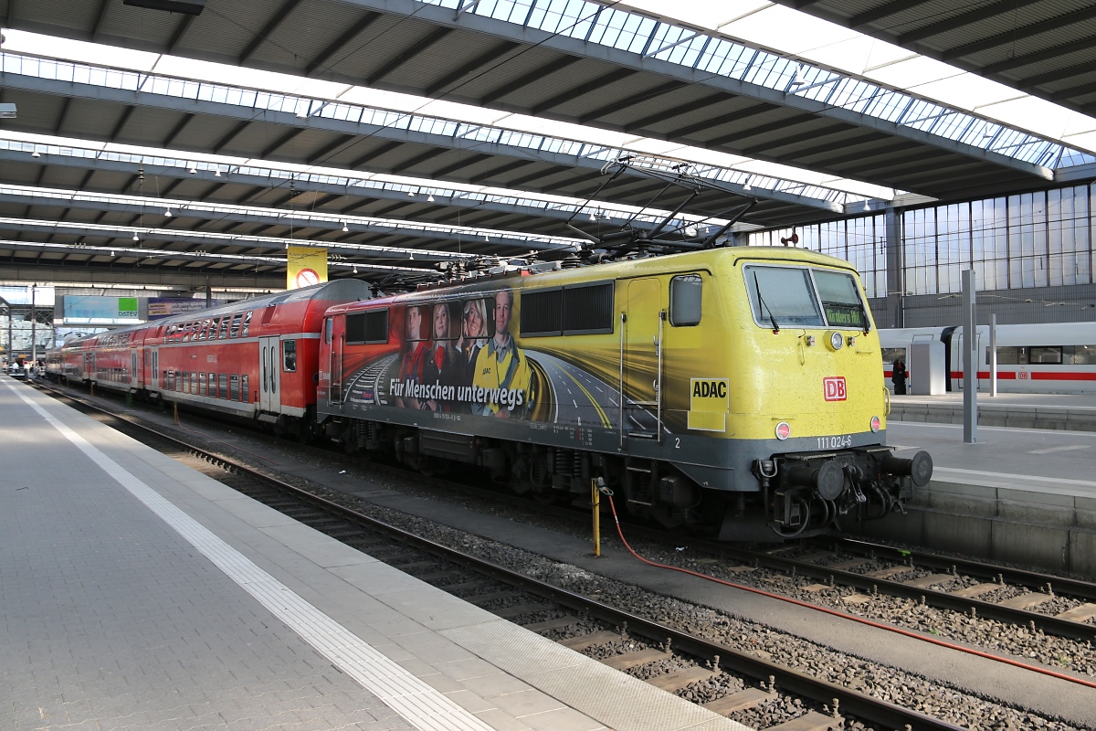 111 024-6 steht mit einem Regionalzug mit dem Ziel Nürnberg Hbf im Münchener Hauptbahnhof. Aufgenommen am 26.04.2014.