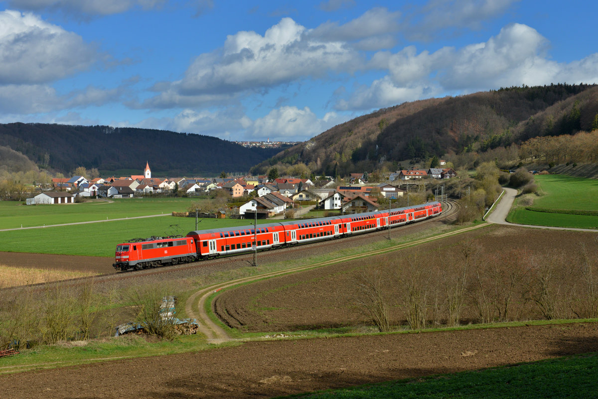 111 024 mit einer RB am 29.03.2016 bei Breitenfurt. 