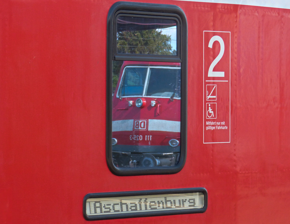 111 025-3 scheint ihrem Blick zu Folge nicht nach Aschaffenburg zu wollen. Crailsheim 28.06.2015