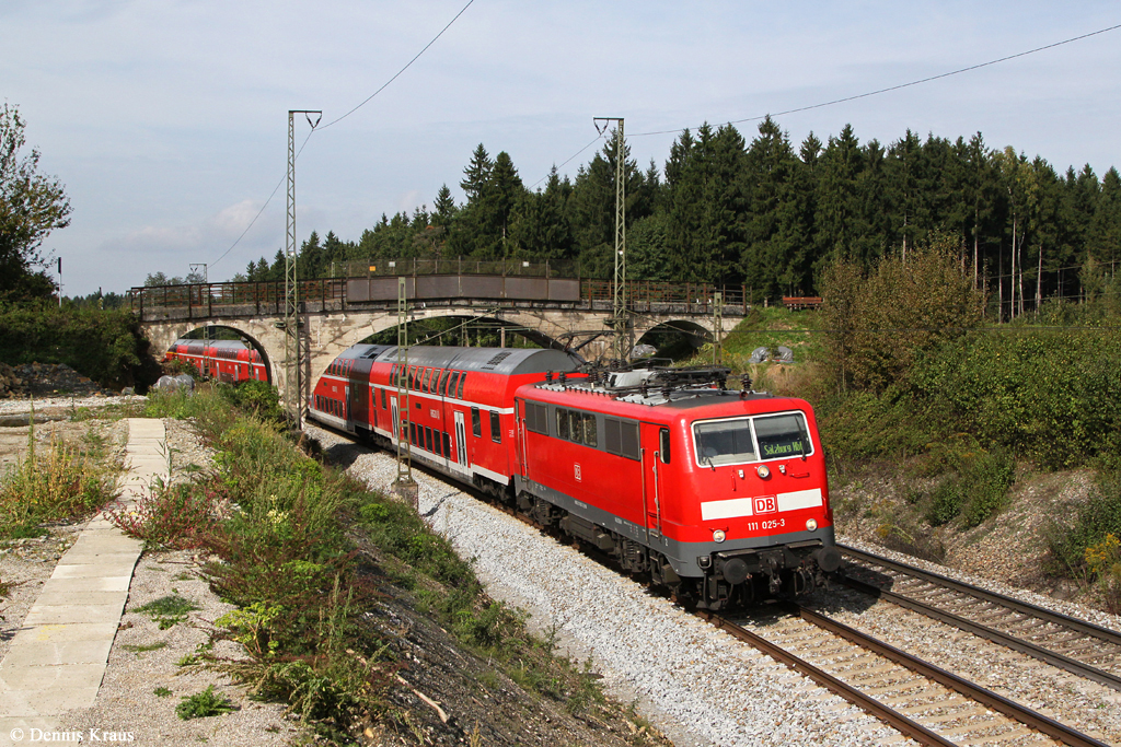 111 025 mit RE 79013 am 22.09.2013 bei Teisendorf.