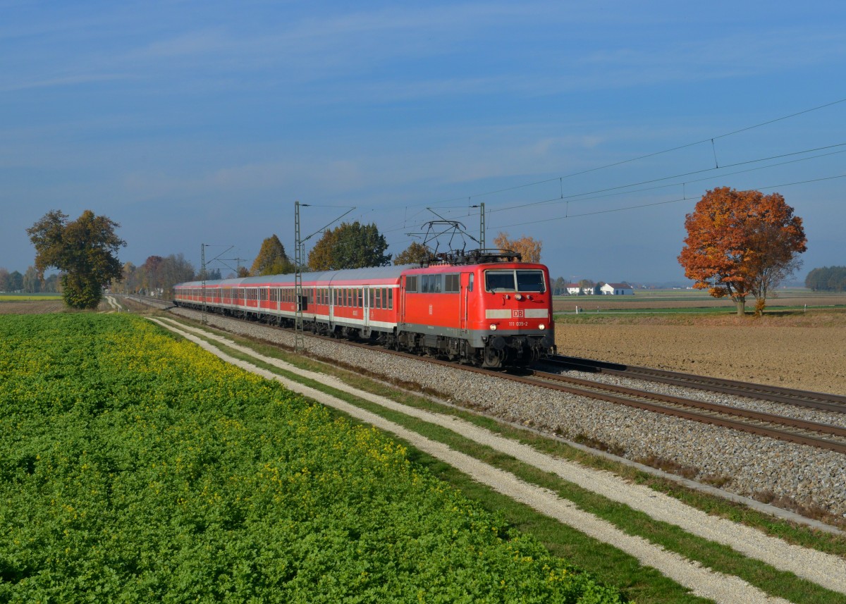 111 035 mit einer Leerfahrt nach Passau am 28.10.2015 bei Langenisarhofen. 