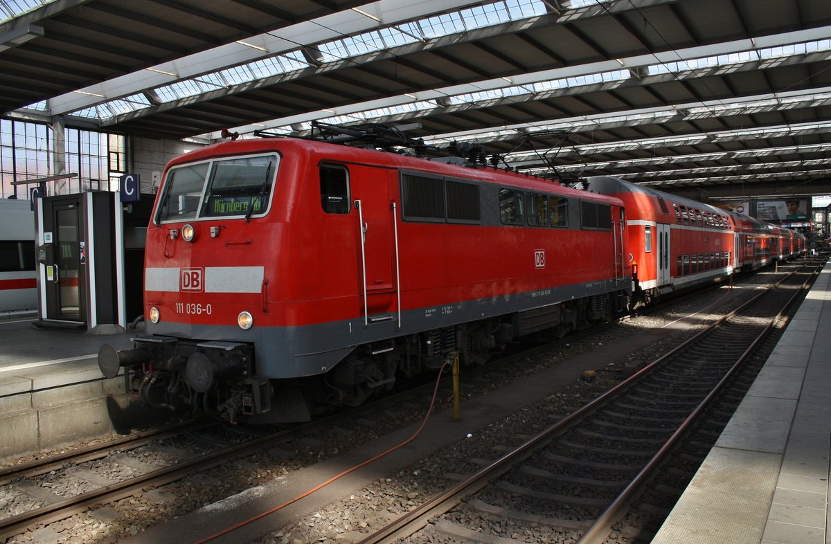 111 036-0 steht am 15.8.2017 mit der RB59102 von München Hauptbahnhof nach Nürnberg Hauptbahnhof im Hauptbahnhof der bayrischen Landeshauptstadt bereit.