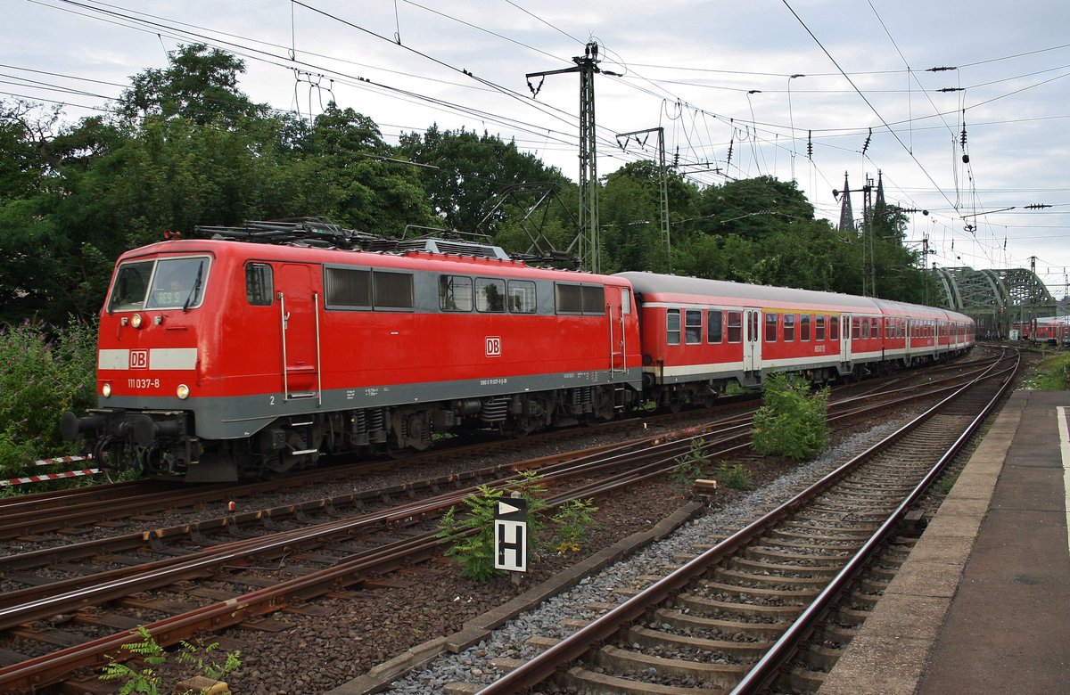 111 037-8 erreicht am Morgen des 4.7.2017 mit dem RE8 (RE10839)  Rhein-Erft-Express  von Kaldenkirchen den Bahnhof Köln Messe/Deutz.