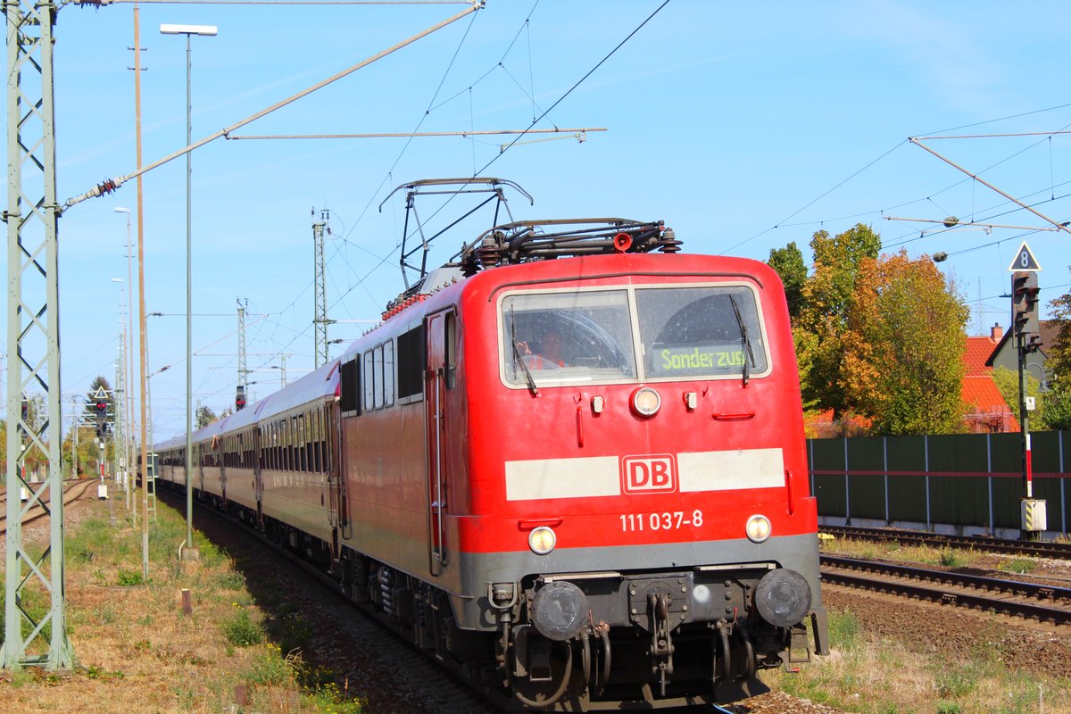 111 037-8 mit EuroExpress-Wagen als Sonderzug Richtung Mannheim.
Hier fuhr sie am 29.09.2018 in Lampertheim vorbei.