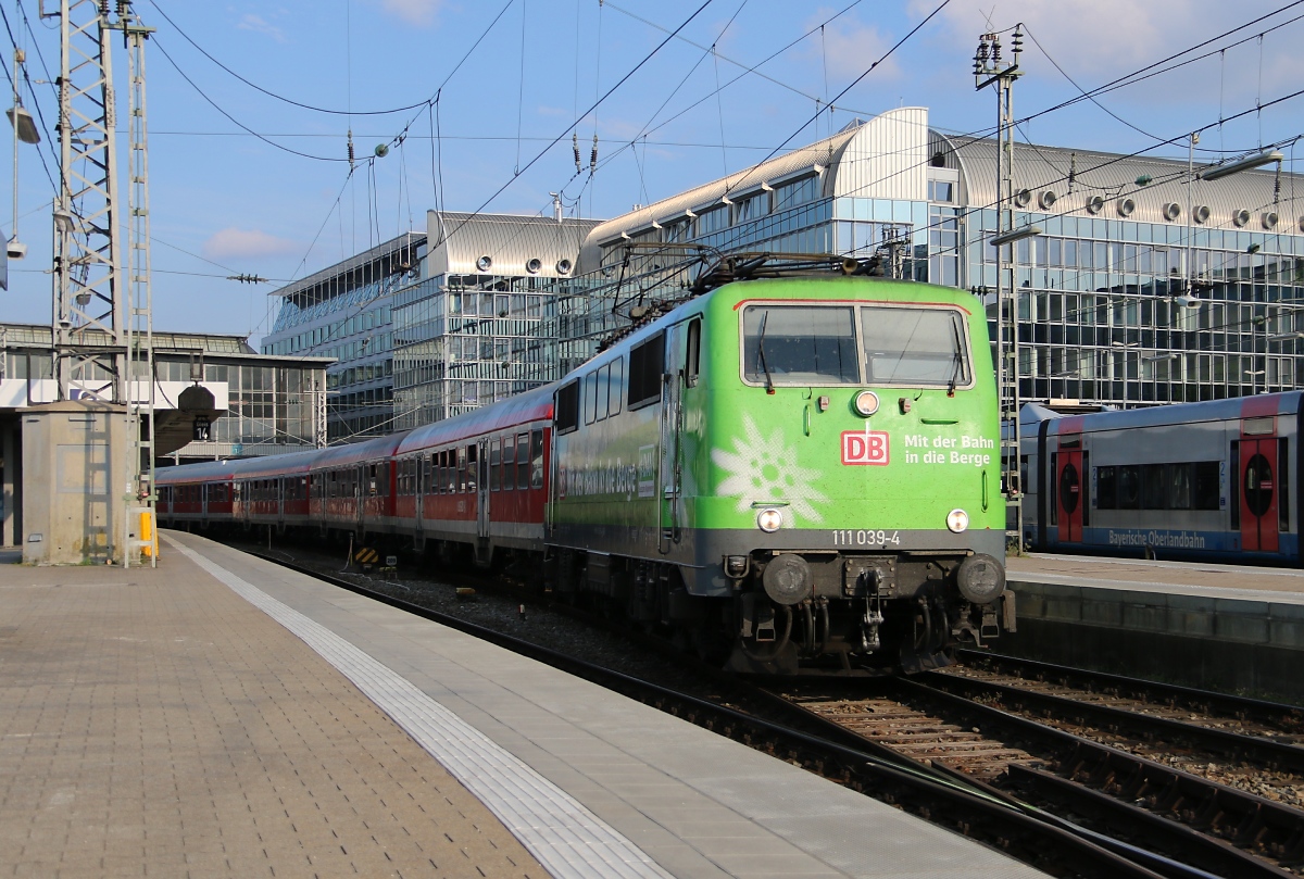 111 039-4 verlässt mit einem Regionalzug den Münchener Hauptbahnhof. Aufgenommen am 26.04.2014