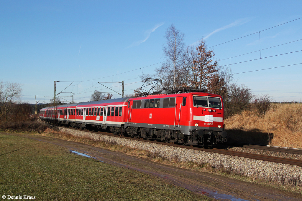 111 043 mit M 79019 am 23.12.2013 bei Ostermünchen.