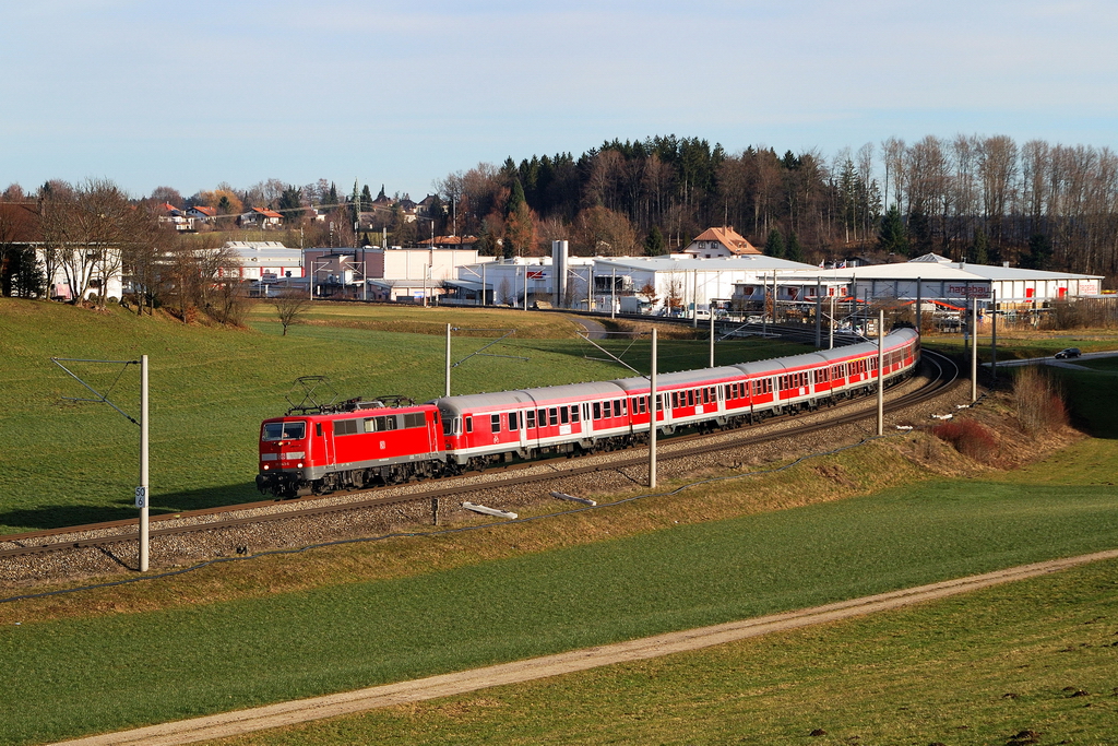111 043 mit M 79022 (Meridian-Ersatzverkehr) bei Traunstein (03.01.2014)