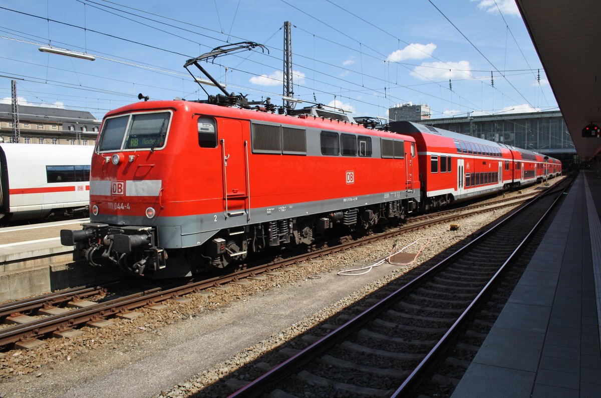 111 044-4 schiebt am 15.8.2017 die RB59151 von Nürnberg Hauptbahnhof in den Münchener Hauptbahnhof.