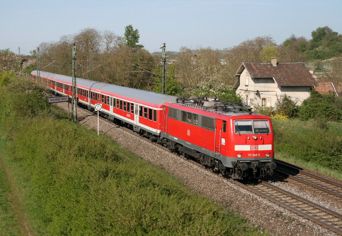 111 048 mit RB 26575 (Offenburg–Basel Bad Bf) am 21.04.2015 zwischen Mllheim (Baden) und Auggen