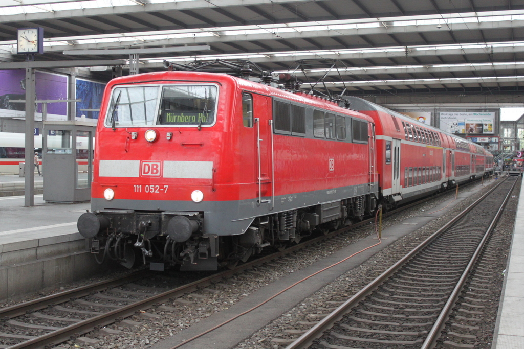 111 052-7 mit RB 59059(München-Nürnberg)kurz vor der Aufahrt im Münchener Hbf.27.07.2016