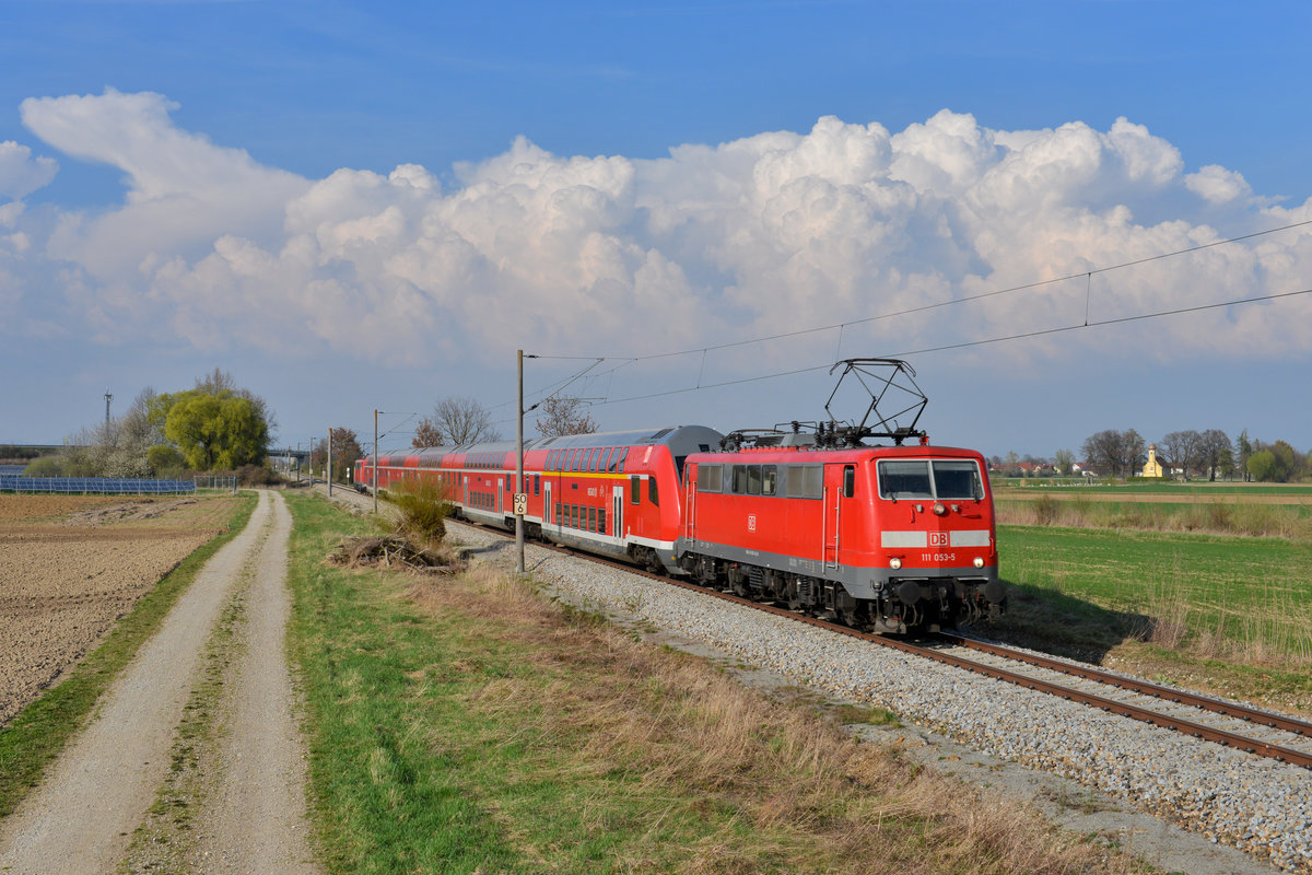 111 053 mit einem RE am 02.04.2017 bei Wallersdorf. 