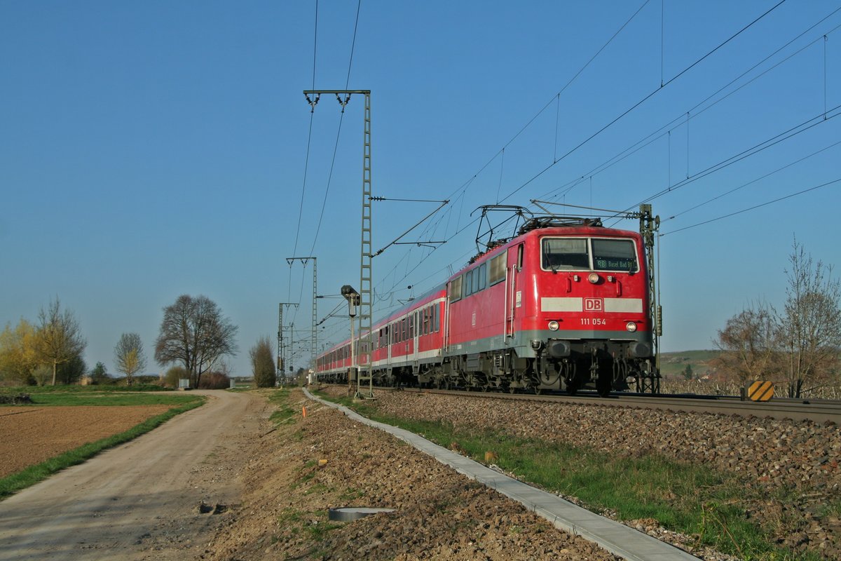 111 054 mit einer RB von Offenburg nach Basel am 27.03.17 in der Bahnhofseinfahrt von Müllheim (Baden).