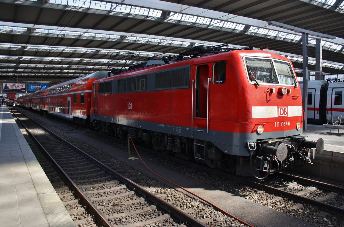 111 057-6 steht am 14.8.2017 mit der RB59102 nach Nürnberg Hauptbahnhof im Münchener Hauptbahnhof bereit.