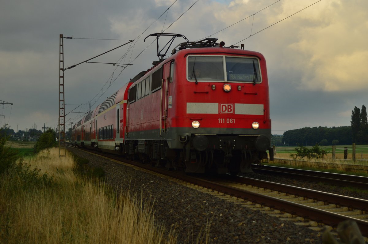 111 061 eine ehemalige Baden-Würtembergerin fährt nun auch auf dem Wupper-Express RE4,
hier habe ich sie am späten Abend des 8.8.2017 erwischt auf dem Weg nach Aachen Hbf.