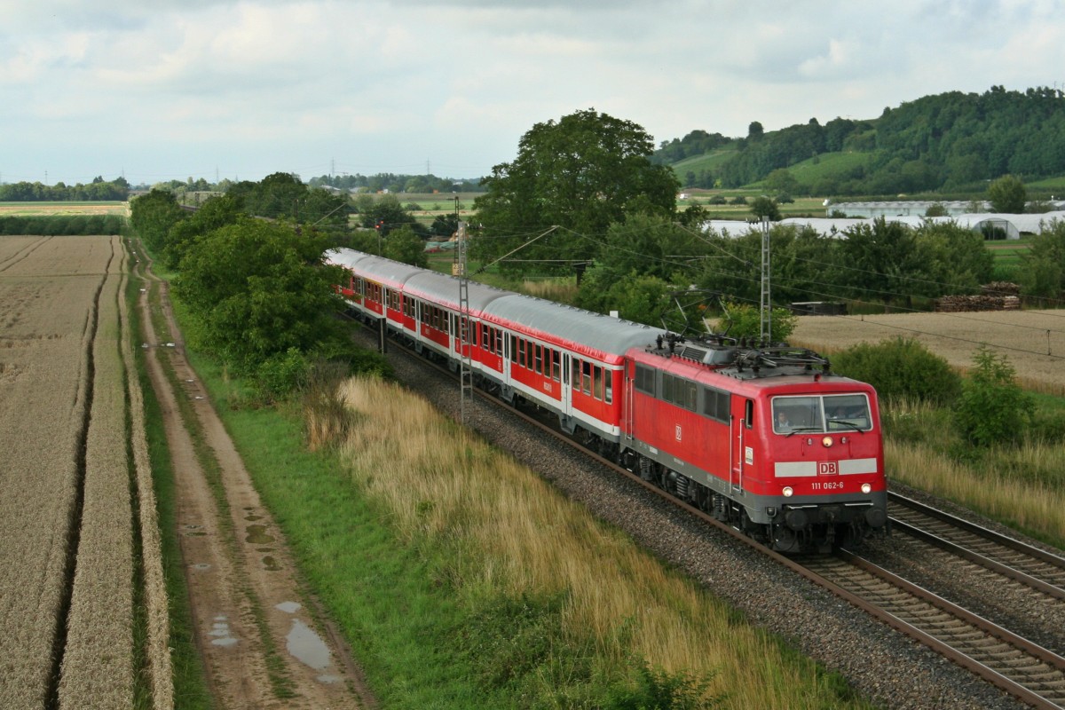 111 062-6 mit einer RB von Offenburg nach Schliengen am Nachmittag des 11.07.14 nrdlich von Hgelheim.