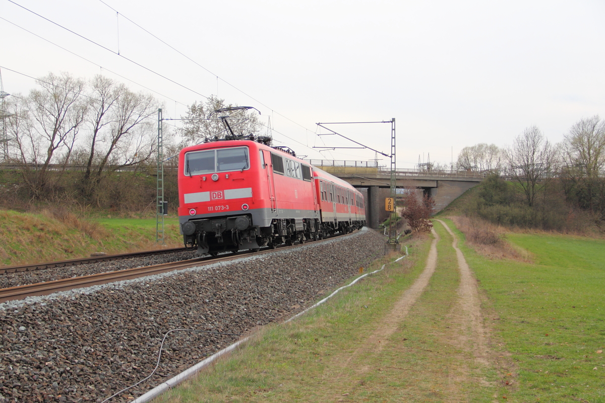 111 073-3 DB Regio bei Redwitz/ Rodach am 02.04.2012. 