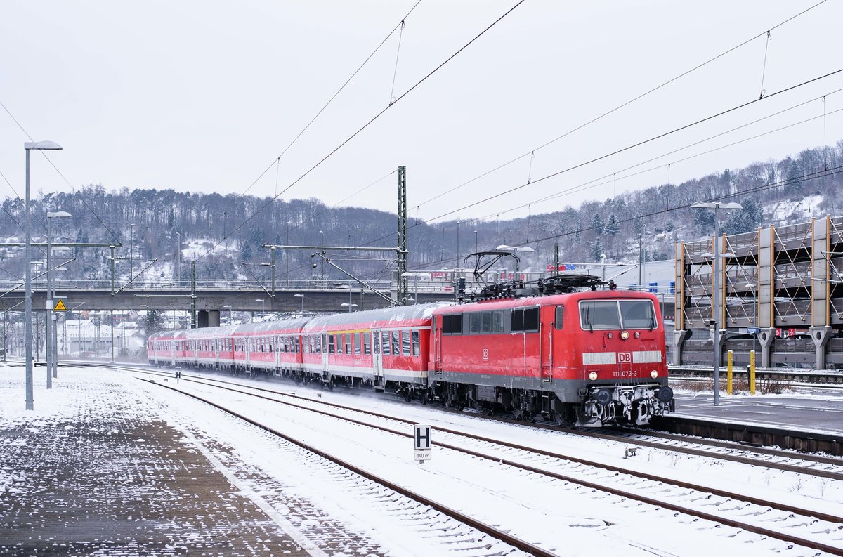 111 073 mit RB 19223 im winterlichen Bahnhof Plochingen.(18.3.2018).