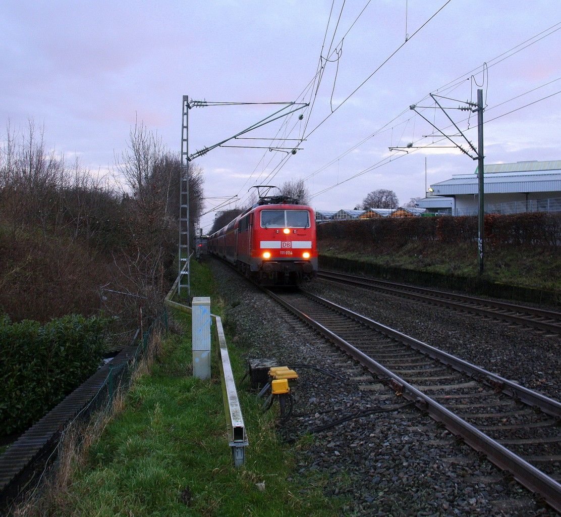 111 074 DB kommt die Kohlscheider-Rampe hoch aus Richtung Neuss,Herzogenrath mit dem RE4 aus Dortmund-Hbf nach Aachen-Hbf und hält in Kohlscheid und fährt dann weiter in Richtung Richterich,Laurensberg,Aachen-West,Aachen-Schanz,Aachen-Hbf. Aufgenommen vom Bahnsteig 2 in Kohlscheid.
Bei Schneeregenwolken am Kalten Morgen vom 14.1.2016.