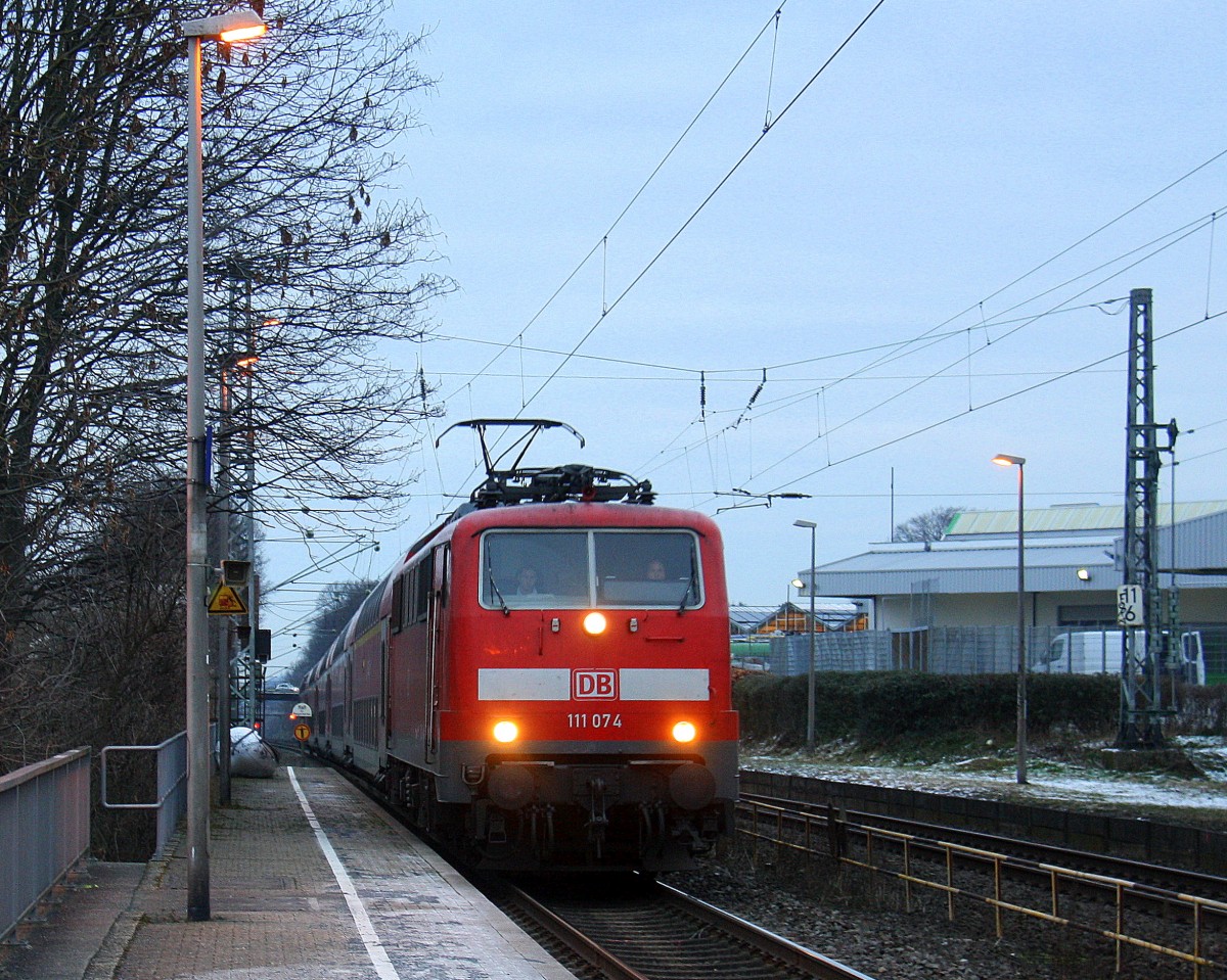 111 074 DB kommt die Kohlscheider-Rampe hoch aus Richtung Neuss,Herzogenrath mit dem RE4 aus Dortmund-Hbf nach Aachen-Hbf und hält in Kohlscheid und fährt dann weiter in Richtung Richterich,Laurensberg,Aachen-West,Aachen-Schanz,Aachen-Hbf. 
Aufgenommen vom Bahnsteig 2 in Kohlscheid.
Bei Schneewolken am Eiskalten Morgen vom 20.1.2016.