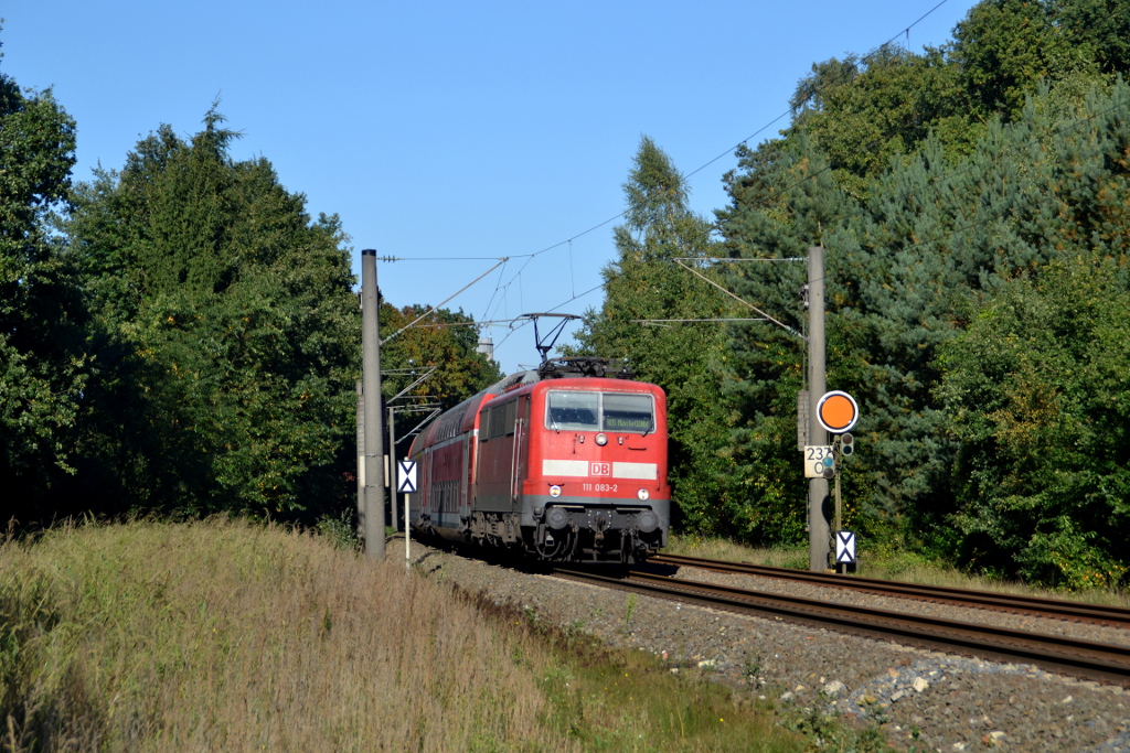 111 083 mit RE 26229 Emden Hbf - Münster(Westf) Hbf am 11.10.2015 bei Lingen(Ems)