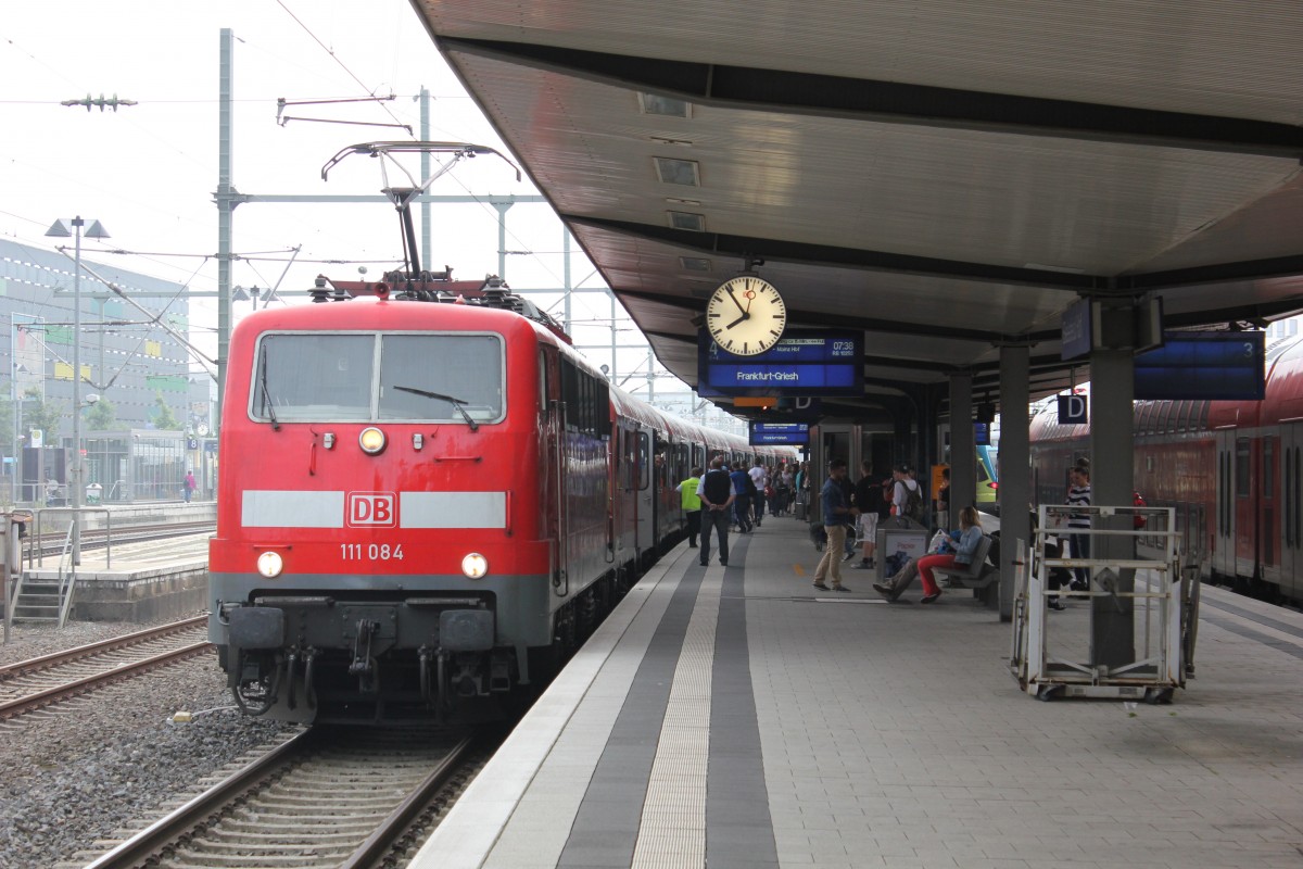 111 084 bespannte am 26.07.2014 einen Fußball-Sonderzug von (Herford)-Bielefeld nach Frankfurt-Griesheim und konnte beim Halt in Bielefeld fotografiert werden.