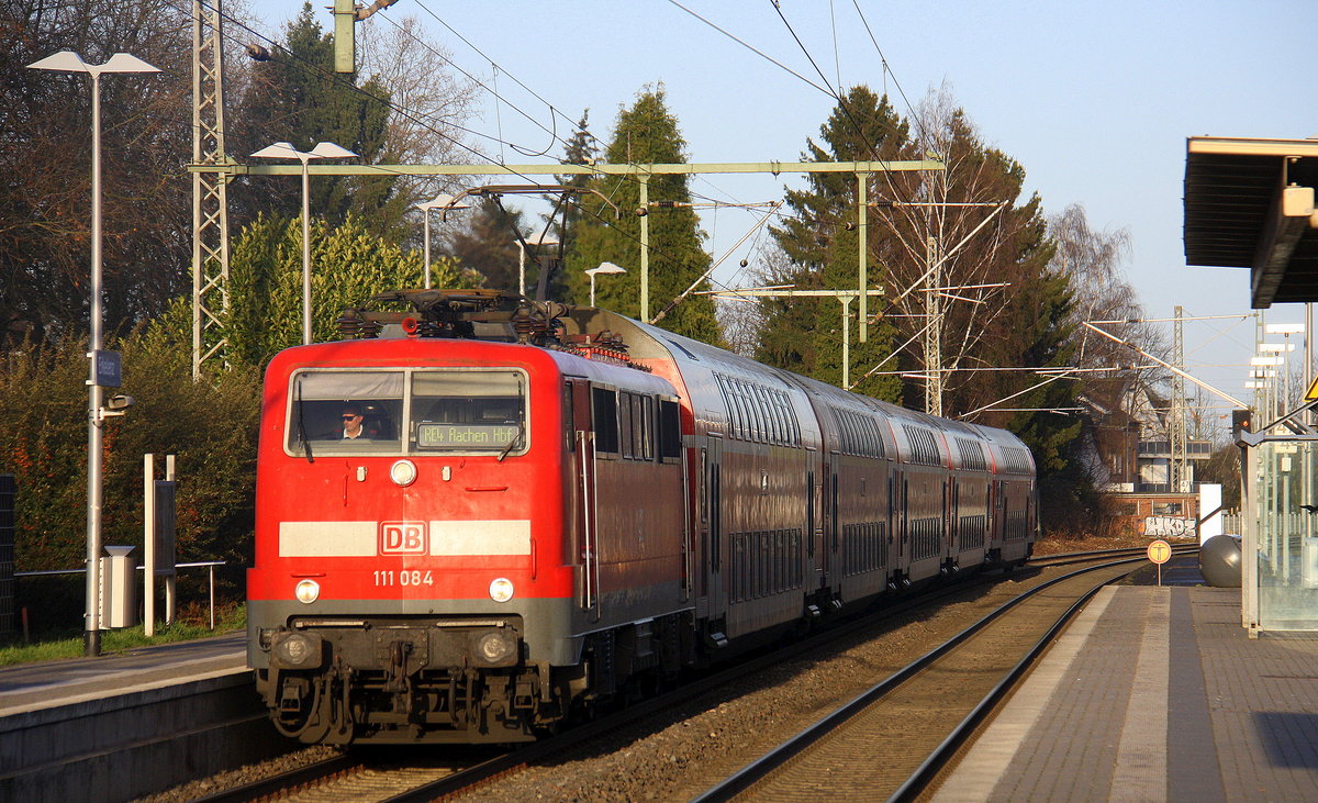 111 084 DB kommt mit dem RE4 von Dortmund-HBf nach Aachen-Hbf und kommt aus Richtung Neuss-Hbf,Mönchengladbach-Hbf,Rheydt-Hbf,Wickrath,Beckrath,Herrath und fährt in Erkelenz ein und fährt dann weiter in Richtung Baal,Hückelhoven-Baal,Brachelen,Lindern,Süggerrath,Geilenkirchen,Frelenberg,Zweibrüggen,Übach-Palenberg,Rimburg,Finkenrath,Hofstadt,Herzogenrath, Kohlscheid,Richterich,Laurensberg,Aachen-West,Aachen-Schanz,Aachen-Hbf. 
Aufgenommen vom Bahnsteig 2 in Erkelenz.
Bei schönem Sonnenschein am Kalten Nachmittag vom 27.12.2016.