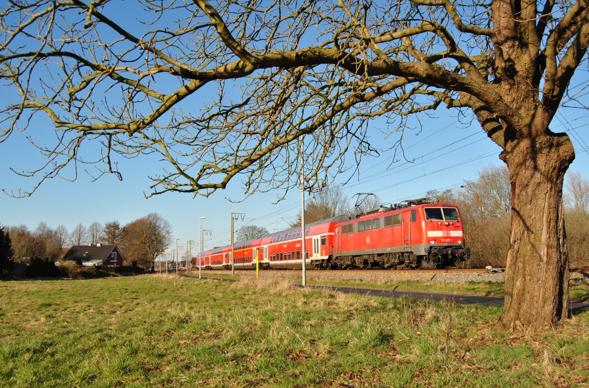 111 087-3 fuhr am 12.03.2015 mit einem RE von Emden nach Münster, hier in Leer.