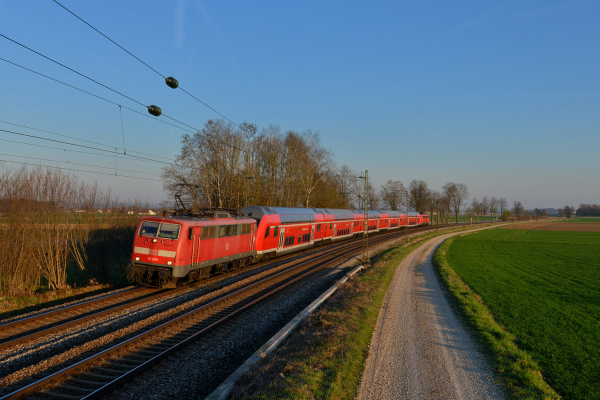 111 088 mit einem RE am 28.03.2017 bei Langenisarhofen. 