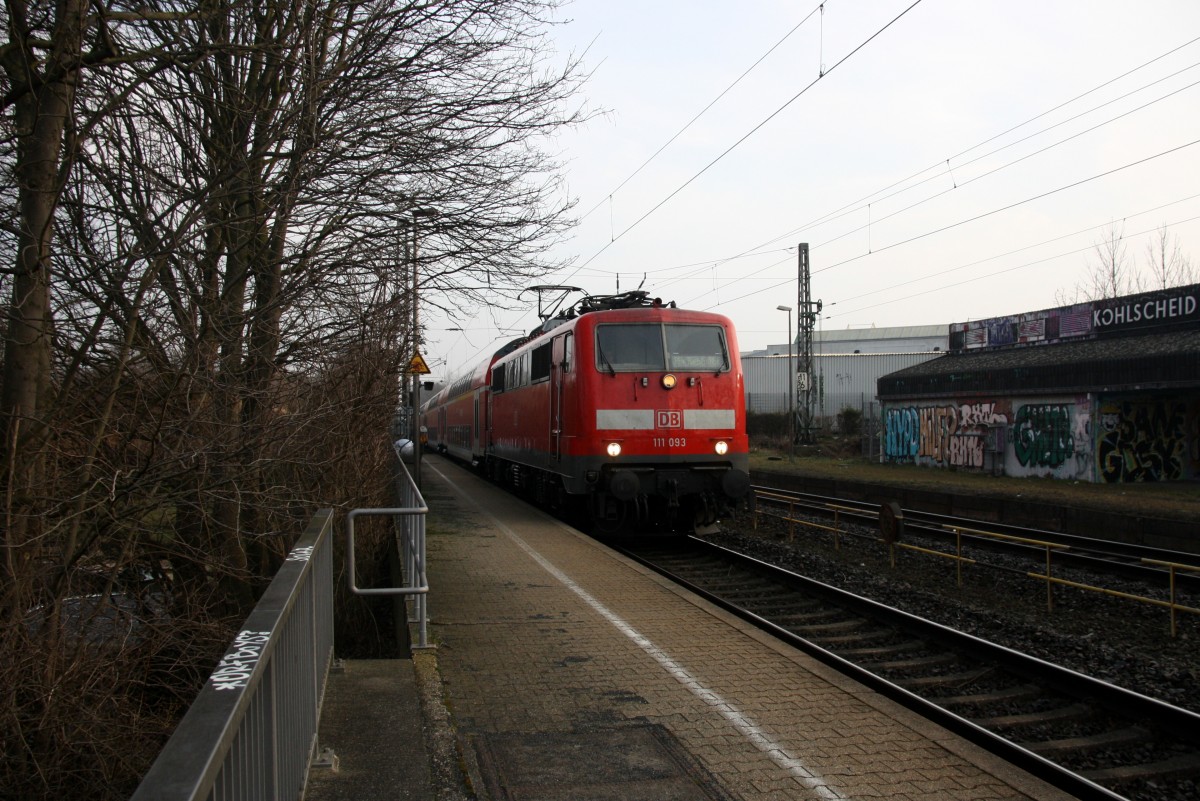 111 093 DB kommt die Kohlscheider-Rampe hoch aus Richtung Neuss,Herzogenrath mit dem RE4 aus Dortmund-Hbf-Aachen-Hbf und fährt durch Kohlscheid in Richtung Richterich,Laurensberg,Aachen-West bei schönem Sonnenschein am Morgen vom 16.3.2015.