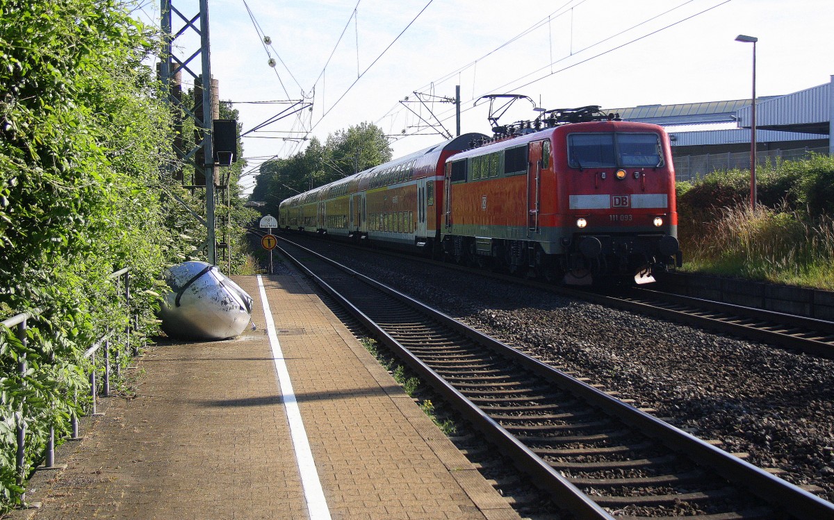 111 093 DB kommt die Kohlscheider-Rampe auf dem falschen Gleis hoch aus Richtung Neuss,Herzogenrath mit einem RE4 aus Dortmund-Hbf nach Aachen-Hbf  und fährt durch Kohlscheid in Richtung Richterich,Laurensberg,Aachen-West. 
An einem schönem Sommermorgen vom 16.6.2015.