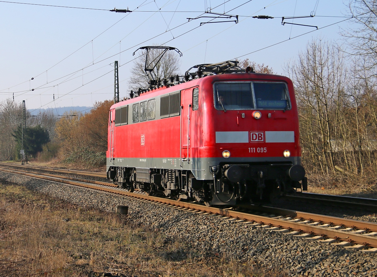 111 095 kam am 17.03.2016 als Tfzf in Fahrtrichtung Norden über die KBS 613. Aufgenommen am BÜ zwischen Eltmannshausen und Oberhone.