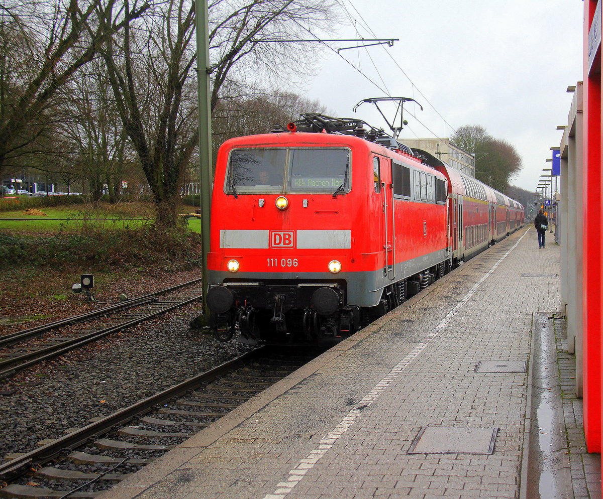 111 096 DB kommt mit dem RE4 von Dortmund-HBf nach Aachen-Hbf und kommt aus Richtung Neuss-Hbf,Mönchengladbach-Hbf,Rheydt-Hbf,Wickrath,Beckrath,Herrath,Erkelenz,Baal,Hückelhoven-Baal,Brachelen,Lindern,Süggerath,Geilenkirchen,Frelenberg,Zweibrüggen,Übach-Palenberg,Rimburg,Finkenrath,Hofstadt,Herzogenrath, Kohlscheid,Richterich,Laurensberg und fährt in Aachen-West ein und hält in Aachen-West und fährt dann weiter in Richtung Aachen-Schanz,Aachen-Hbf. 
Aufgenommen vom Bahnsteig in Aachen-West. 
Bei Regenwetter am Nachmittag vom 26.1.2019.