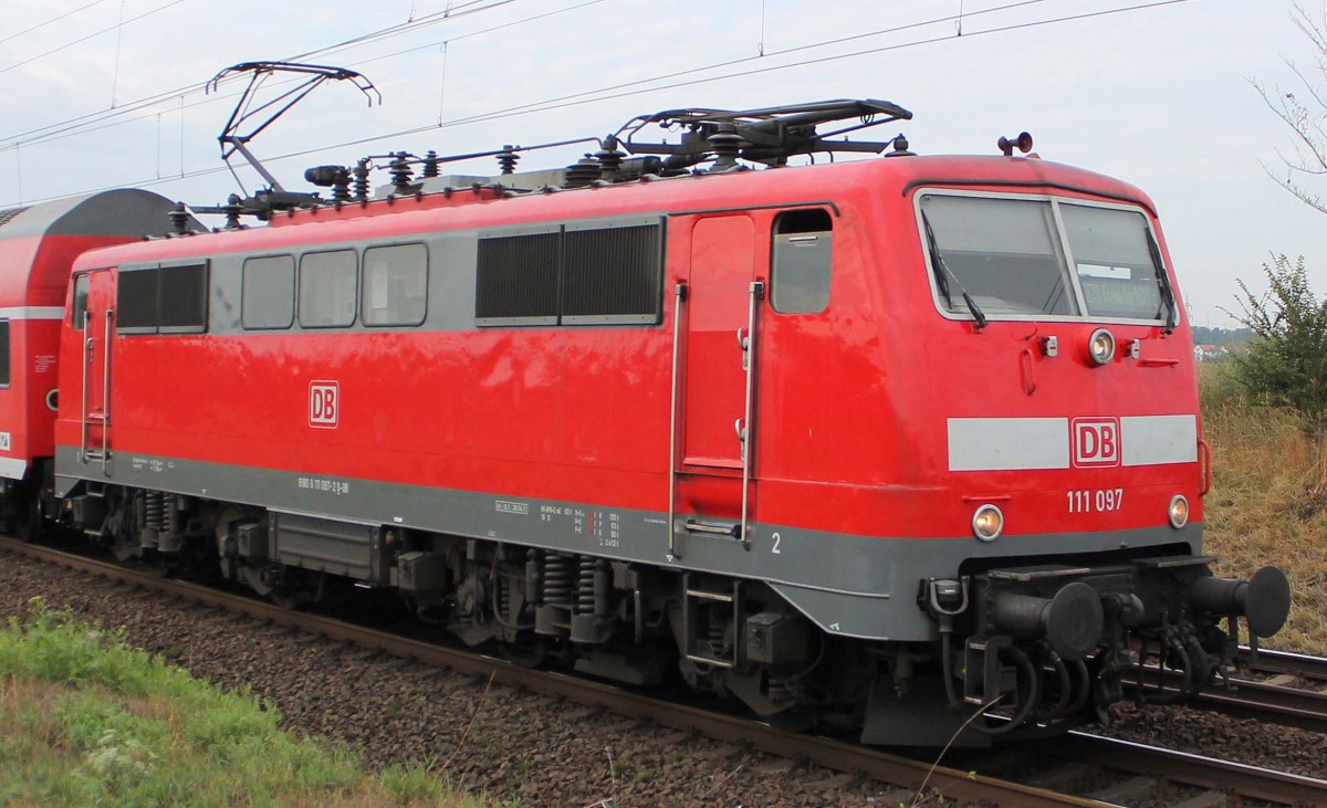 111 097-2 am 19.8.2015 auf der Riedbahn