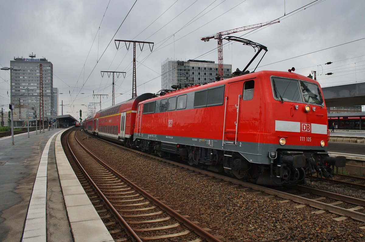 111 105 und 111 084 (Zugschluss) verlassen am 2.7.2017 mit dem RE1 (RE10121)  Nordrhein-Westfalen-Express  von Aachen Hauptbahnhof nach Hamm(Westf) den Essener Hauptbahnhof.