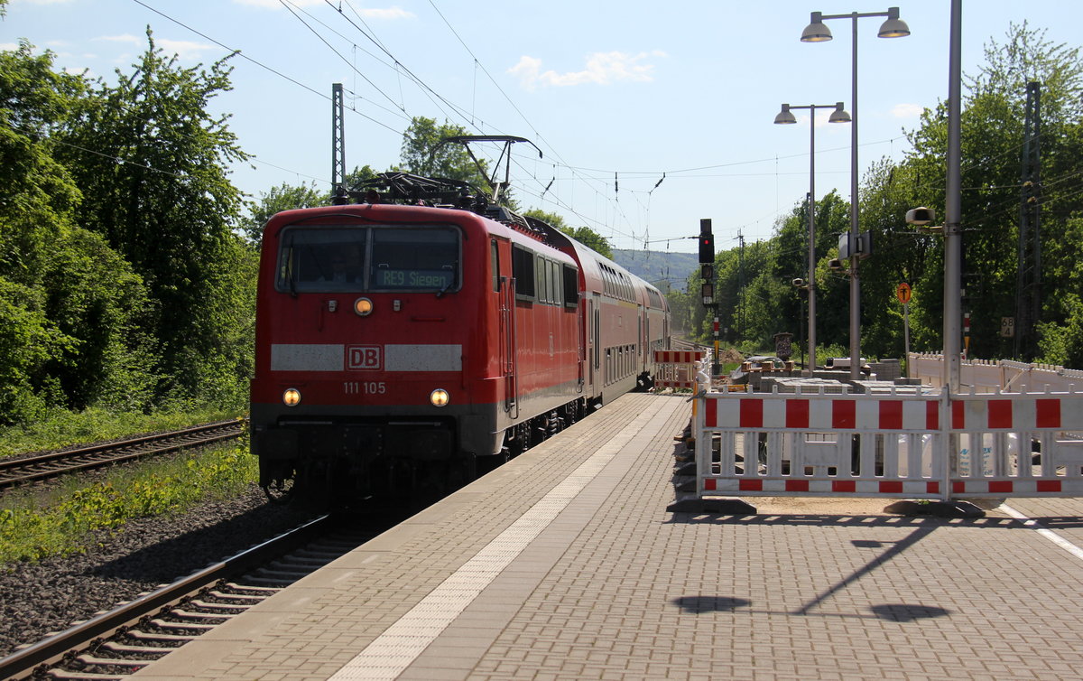 111 105 DB kommt mit dem RE9 von Aachen-Hbf nach Siegen-Hbf  und kommt aus Richtung Aachen-Hbf und fährt in Aachen-Rothe-Erde ein und hilt in Aachen-Rothe-Erde und fährt dann weiter in Richtung Aachen-Eilendorf,Stolberg-Hbf(Rheinland)Eschweiler-Hbf,Langerwehe,Düren,Merzenich,Buir,Horrem,Kerpen-Köln-Ehrenfeld,Köln-Hbf. 
Aufgenommen vom Bahnsteig 1 in Aachen-Rothe-Erde. 
Bei Sommerwetter am Nachmittag vom 8.5.2018.