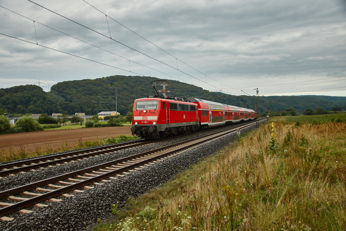 111 106-1 ist am 09.08.16 mit einen RE in Richtung Würzburg/Hbf. bei Harrbach unterwegs,am Zugschluss schiebt 111 216-8 nach.