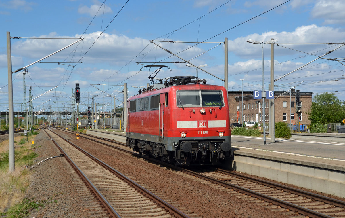 111 108 rollte am 05.08.18 Lz durch Bitterfeld Richtung Halle(S). Von welchem oder zu welchem Bahnhofsfest sie wohl unterwegs war?