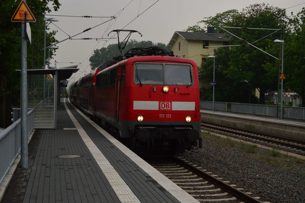 111 111-1 mit einem RE4 nach Aachen Hbf in Kleinenbroich. 1.6.2016