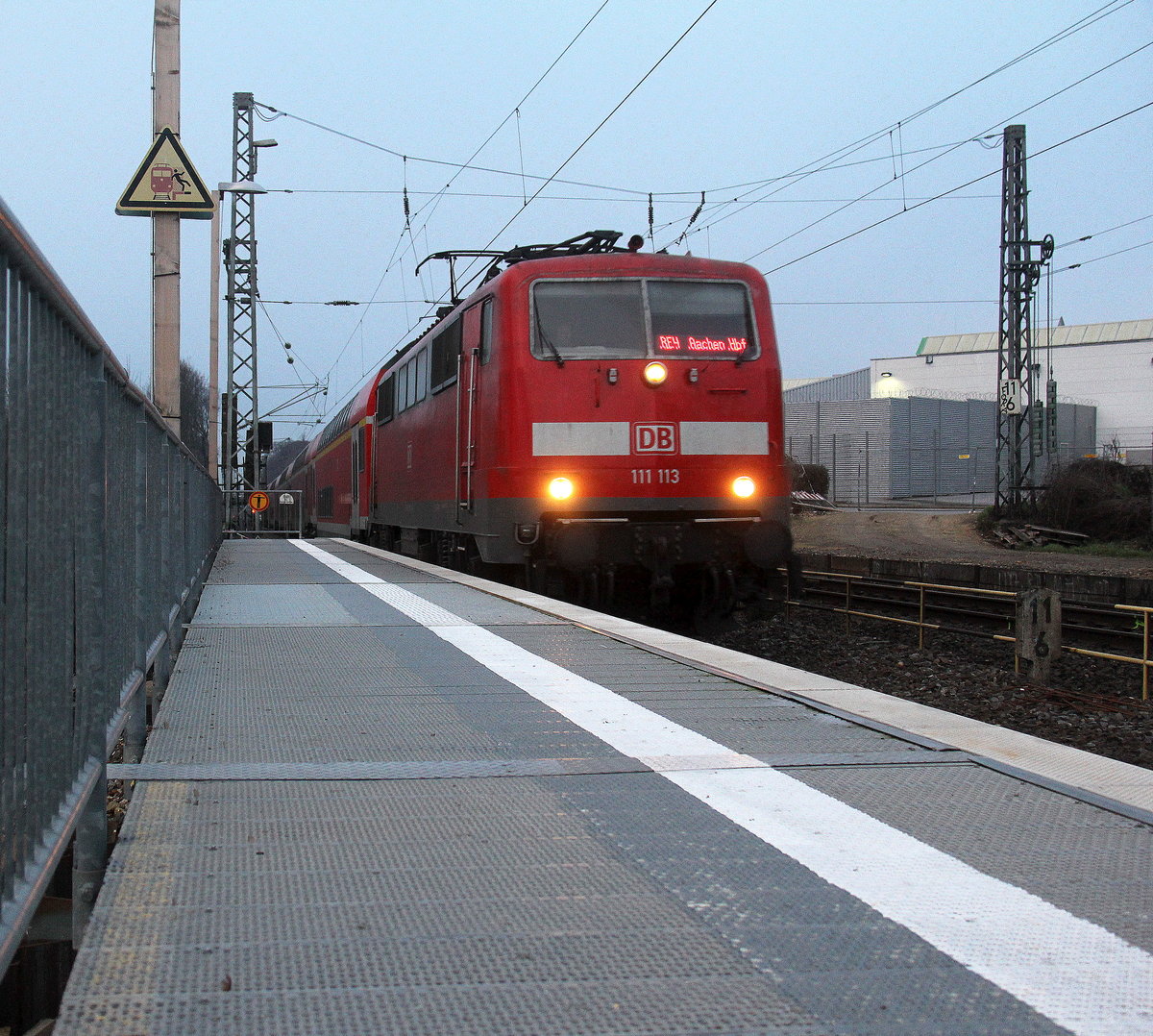111 113 DB kommt die Kohlscheider-Rampe hoch aus Richtung Neuss,Herzogenrath mit dem RE4 aus Dortmund-Hbf nach Aachen-Hbf und fährt durch Kohlscheid in Richtung Richterich,Laurensberg,Aachen-West,Aachen-Schanz,Aachen-Hbf. 
Aufgenommen vom Bahnsteig 2 in Kohlscheid. 
Am Kalten Nachmittag vom 10.1.2019.
