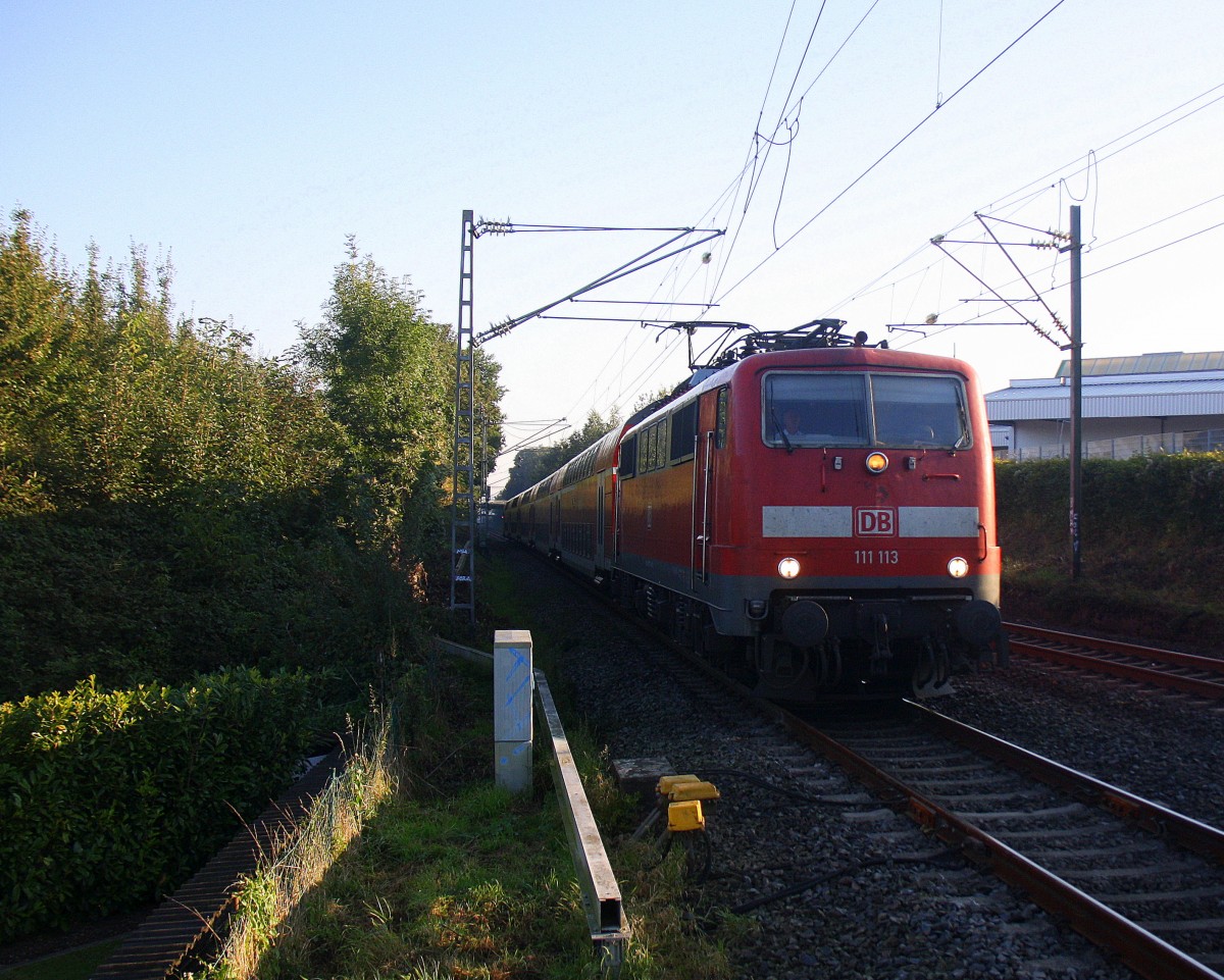 111 113 DB kommt die Kohlscheider-Rampe hoch aus Richtung Neuss,Herzogenrath mit dem RE4 aus Dortmund-Hbf nach Aachen-Hbf und fährt durch Kohlscheid in Richtung Richterich,Laurensberg,Aachen-West.  
Bei schönem Sonnenschein am Morgen vom 11.9.2015.