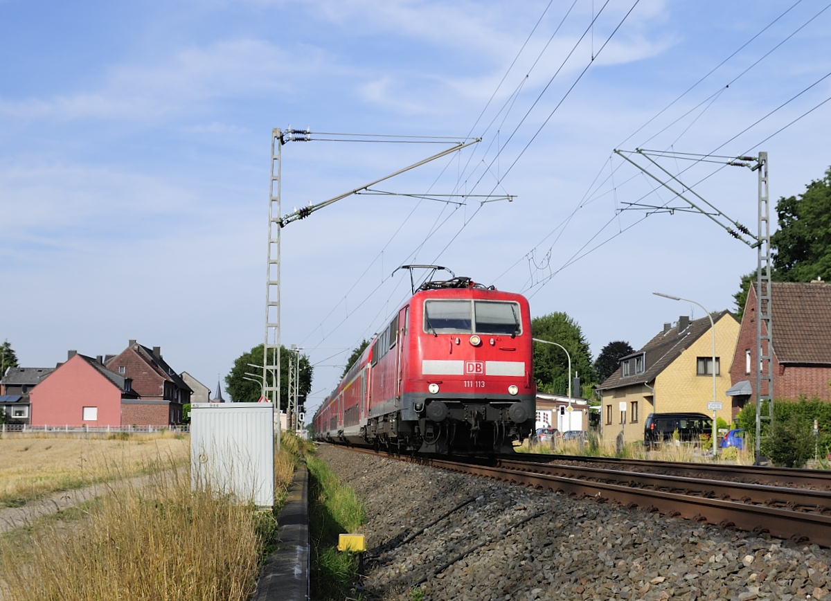 111 113 mit RE 4 Wupper Express am 2.Aug.2015 in Süggerath, Richtung Aachen
