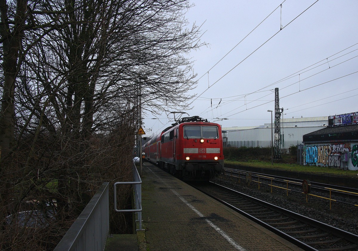 111 116 DB kommt die Kohlscheider-Rampe hoch aus Richtung Neuss,Herzogenrath mit einem RE4 aus Dortmund-Hbf-Aachen-Hbf und fährt durch Kohlscheid in Richtung Richterich,Laurensberg,Aachen-West. 
Bei Wolken am Kalten Morgen vom 27.1.2015.