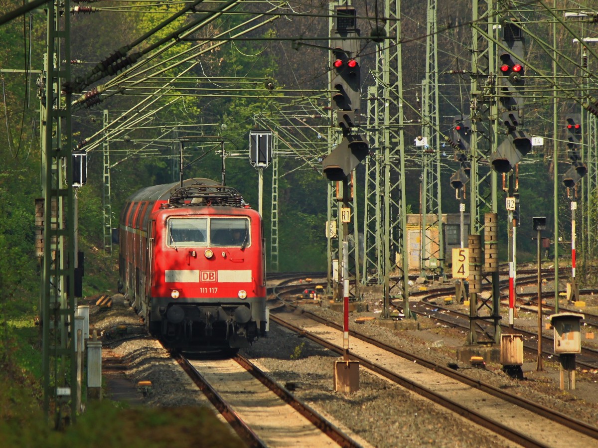 111 117 zieht RE4 am 12.04.2014 auf der KBS 485 von Herzogenrath kommend durch den Mastenwald vor Aachen West.