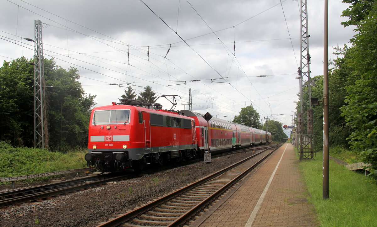 111 118 DB kommt die Kohlscheider-Rampe hoch aus Richtung Neuss,Herzogenrath mit dem RE4 aus Dortmund-Hbf nach Aachen-Hbf und fährt durch Kohlscheid in Richtung Richterich,Laurensberg,Aachen-West,Aachen-Schanz,Aachen-Hbf. 
Aufgenommen von Bahnsteig 1 in Kohlscheid.
Bei Sonne und Regenwolken am Nachmittag vom 18.6.2018.