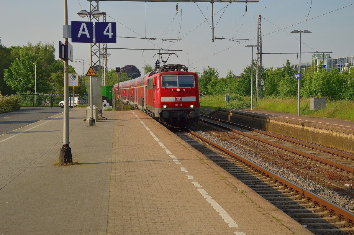 111 119 fährt mit einem RE4-Zug nach Aachen in Gleis4 des Rheydter Hbf ein. 5.5.2014