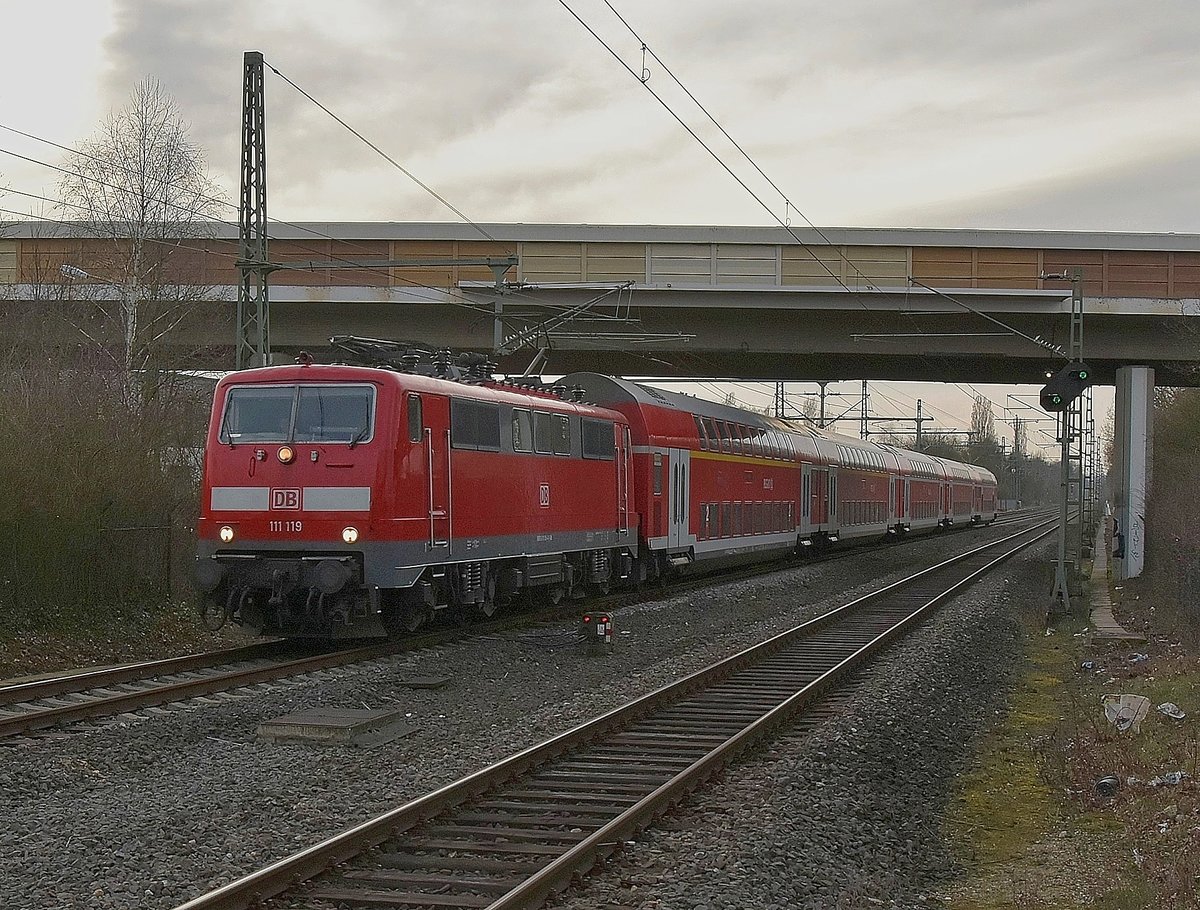 111 119 nach Dortmund bei der Durchfahrt in Korschenbroich am 14.3.2017 (Ist ein Gegenlichtbild)