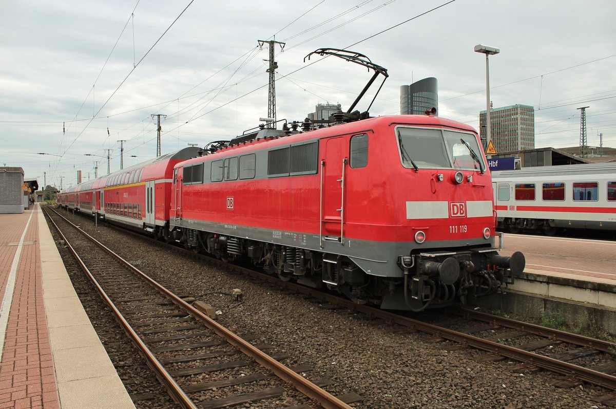 111 119 schiebt am 18.8.2017 den RE4 (RE99065)  Wupper-Express  von Wuppertal-Oberbarmen in den Dortmunder Hauptbahnhof.